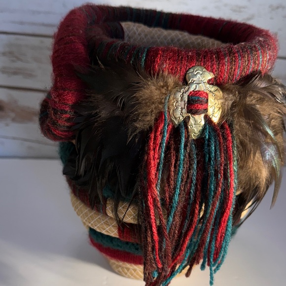 Handmade Art Of Coiling Basket Native American Design Gold Emblem Feathers - Picture 10 of 11
